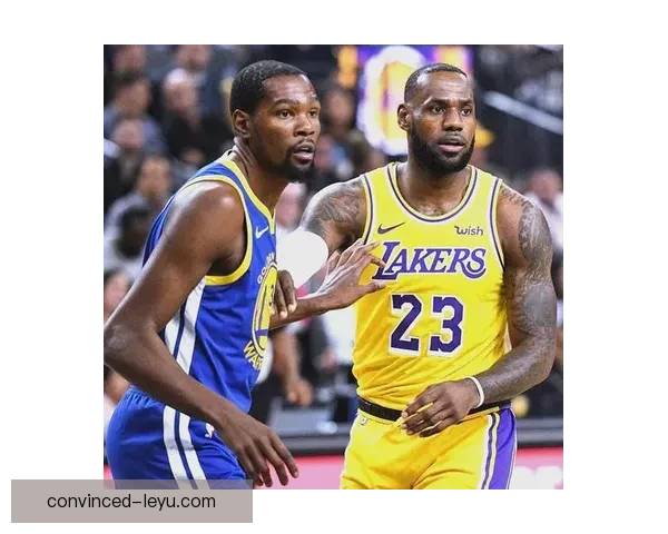 湖人詹姆斯关键时刻逆转比赛引爆全场球迷热情