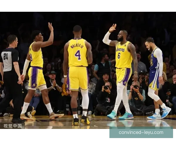 湖人险胜勇士詹姆斯三双领衔球队逆转再显核心价值